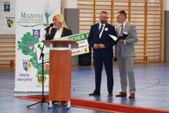 Wójt gminy Michałowice Małgorzata Pachecka odebrała voucher na sprzęt sportowy