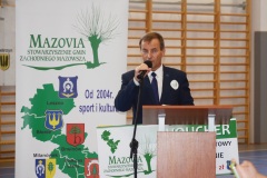 Burmistrz Gminy Błonie Zenon Reszka odebrał voucher na sprzęt sportowy