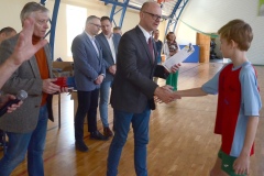 Burmistrz Milanówka Piotr Remiszewski wręcza dyplom kapitanowi drużyny milanowskiej_017